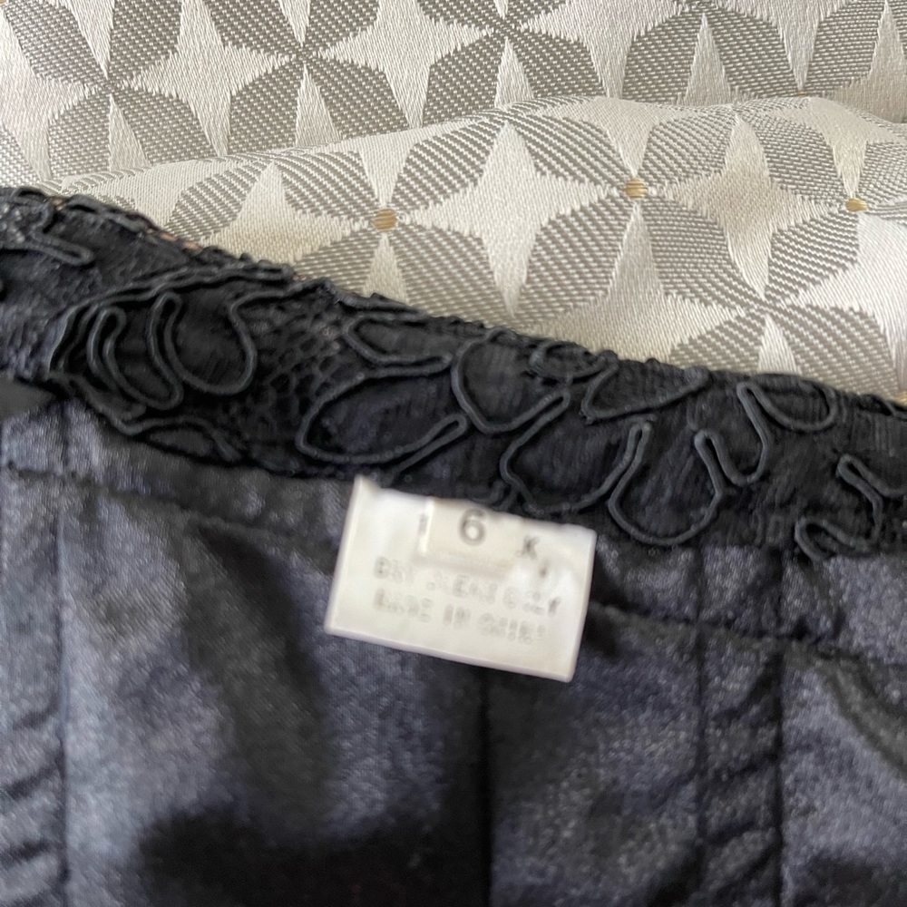 Gorgeous black lace gown with drop waist rhinestone and satin bottom, size 6 - Picture 7 of 7